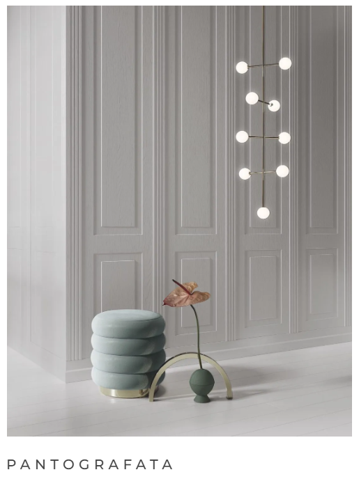 Elegante sala con parete rivestita, sgabello, vaso scultoreo e lampadario.