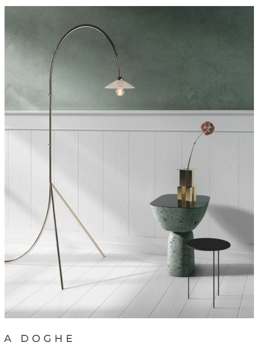 Un soggiorno minimalista con una lampada ad arco