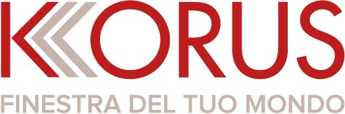 Logo di Korus, con testo rosso e simbolo 