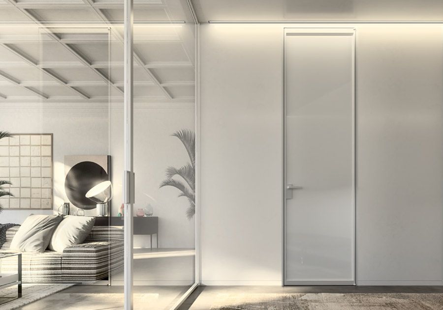 Porta bianca in una stanza minimalista, con parete in vetro e vista sul soggiorno
