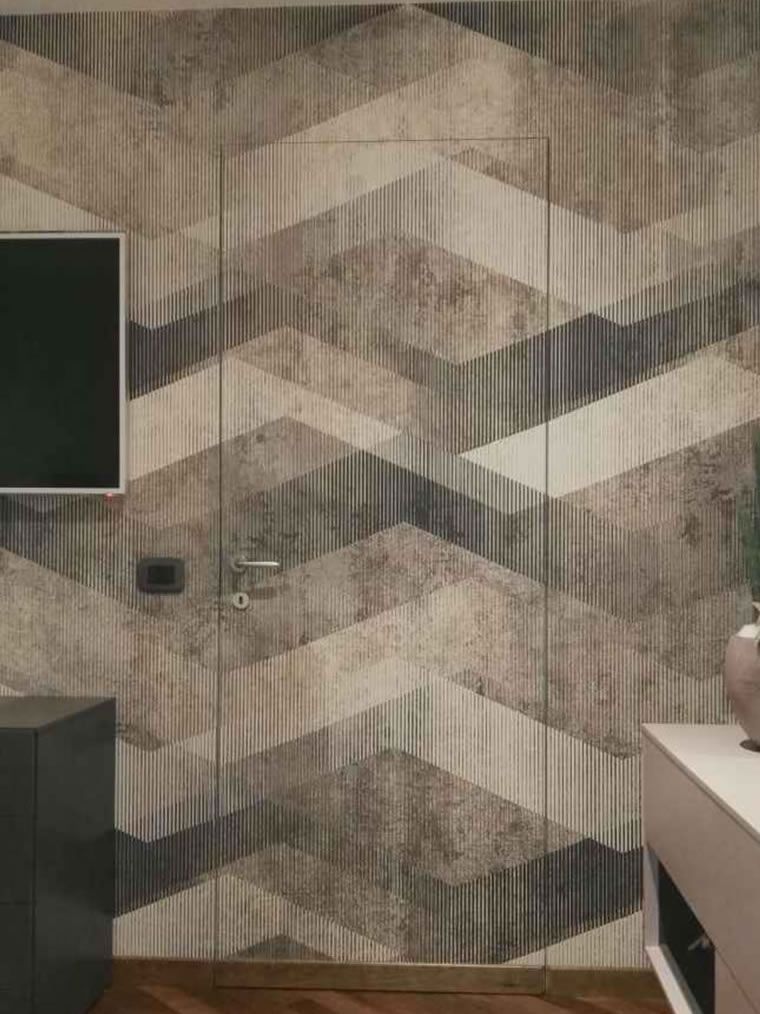 Porta mimetizzata in una parete decorata