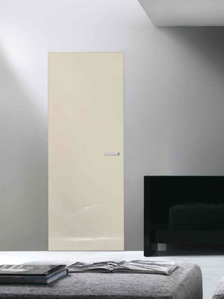 Una porta beige a filo con una parete grigia