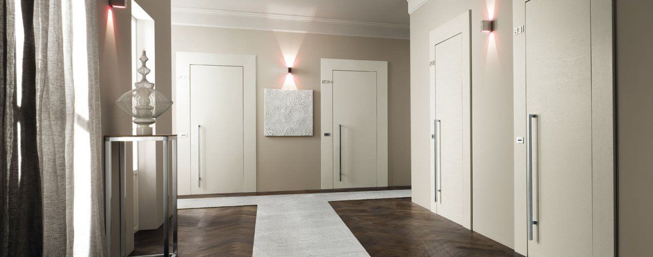 Corridoio albergo con porte bianche