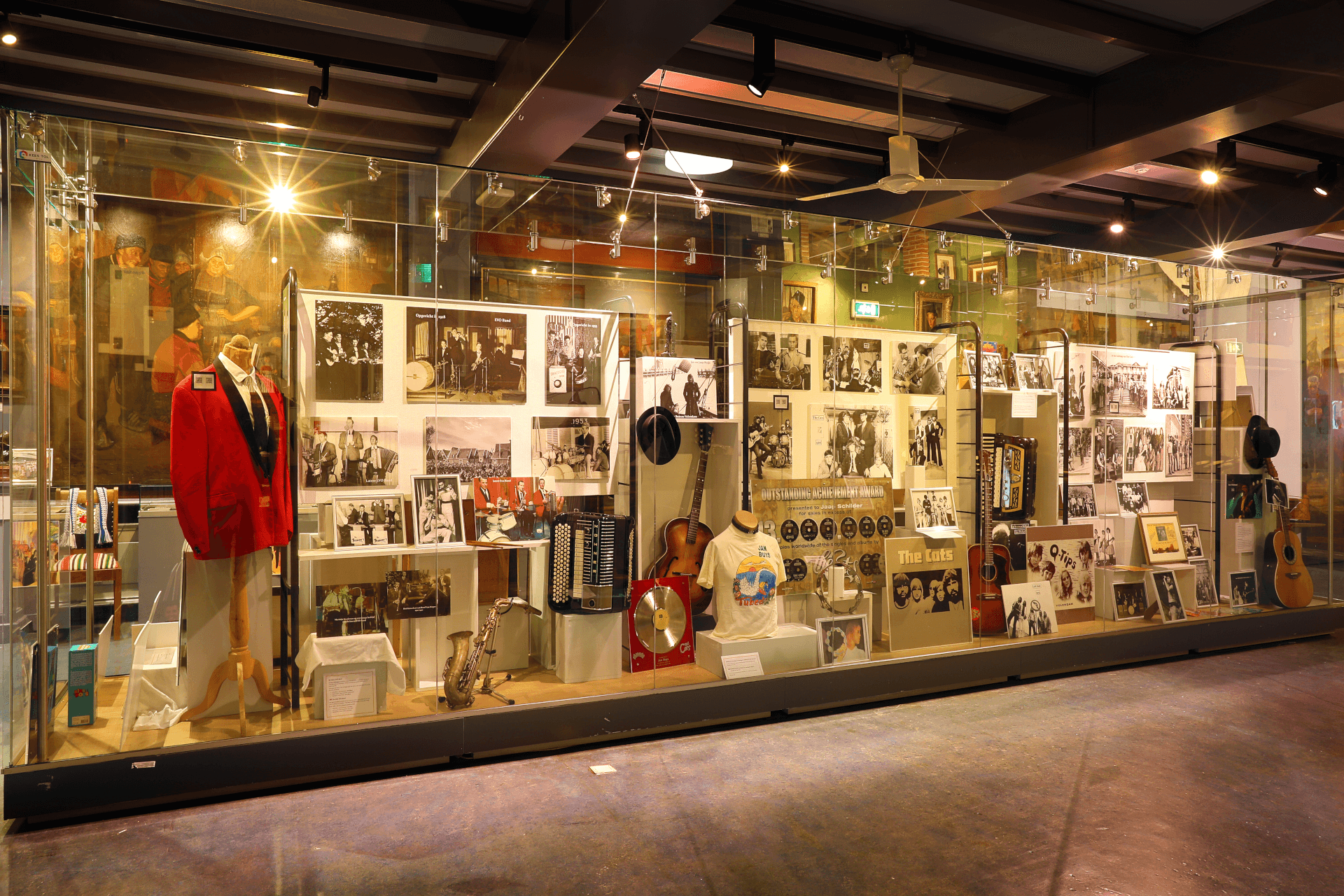 Beeld van de expositie 100 jaar muziek uit Volendam