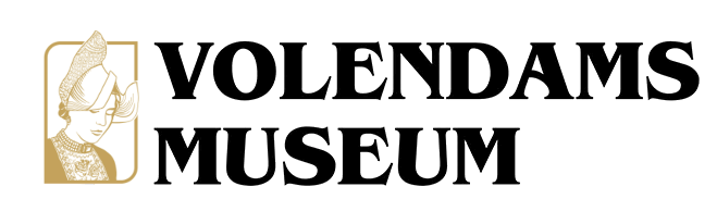 Een volendams museumlogo op een witte achtergrond