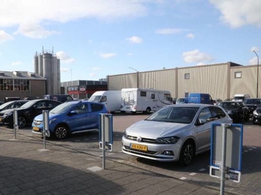 Parkeerplaats parallelweg in Volendam
