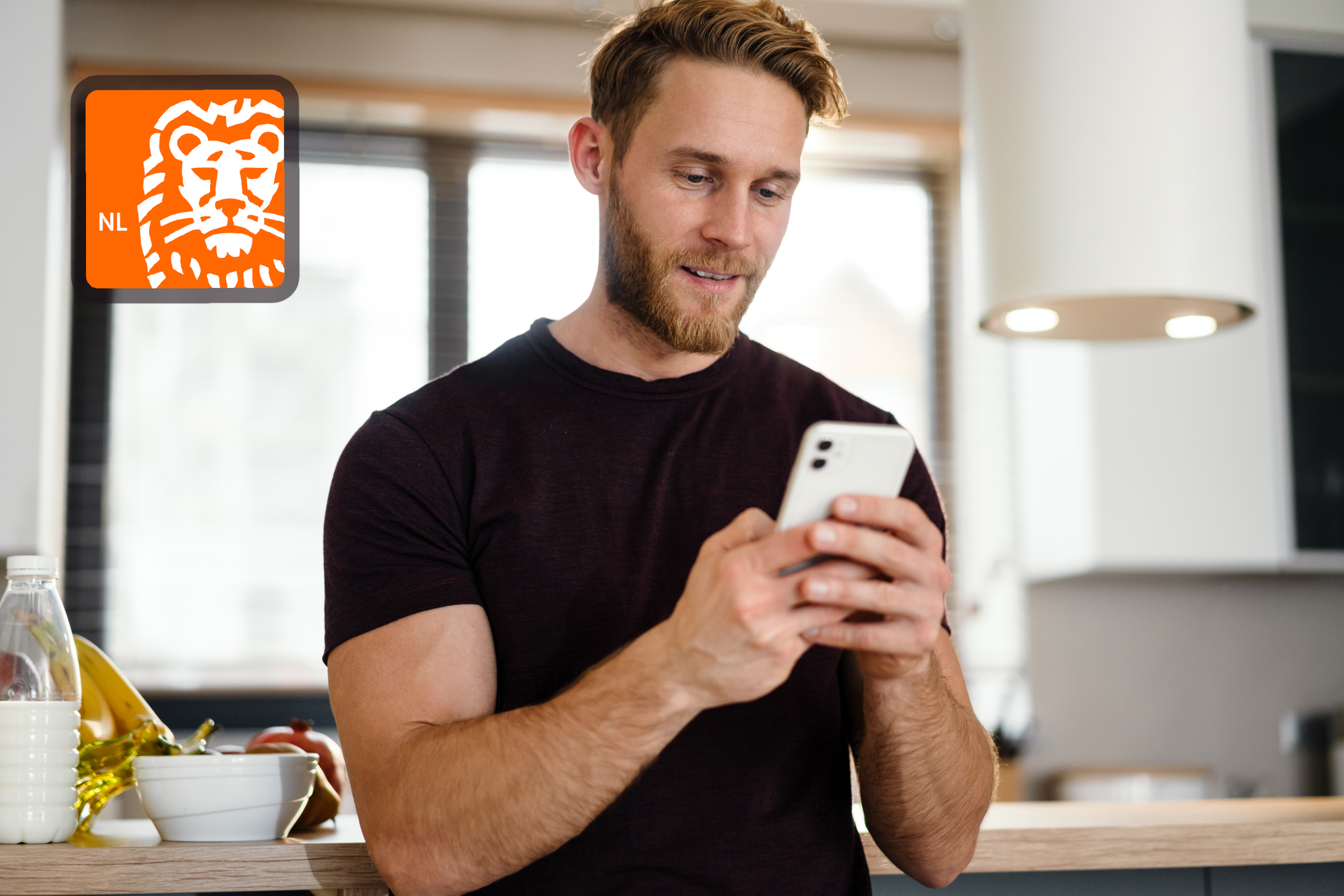 Man in de keuken aan het bellen; ING-logo zichtbaar.