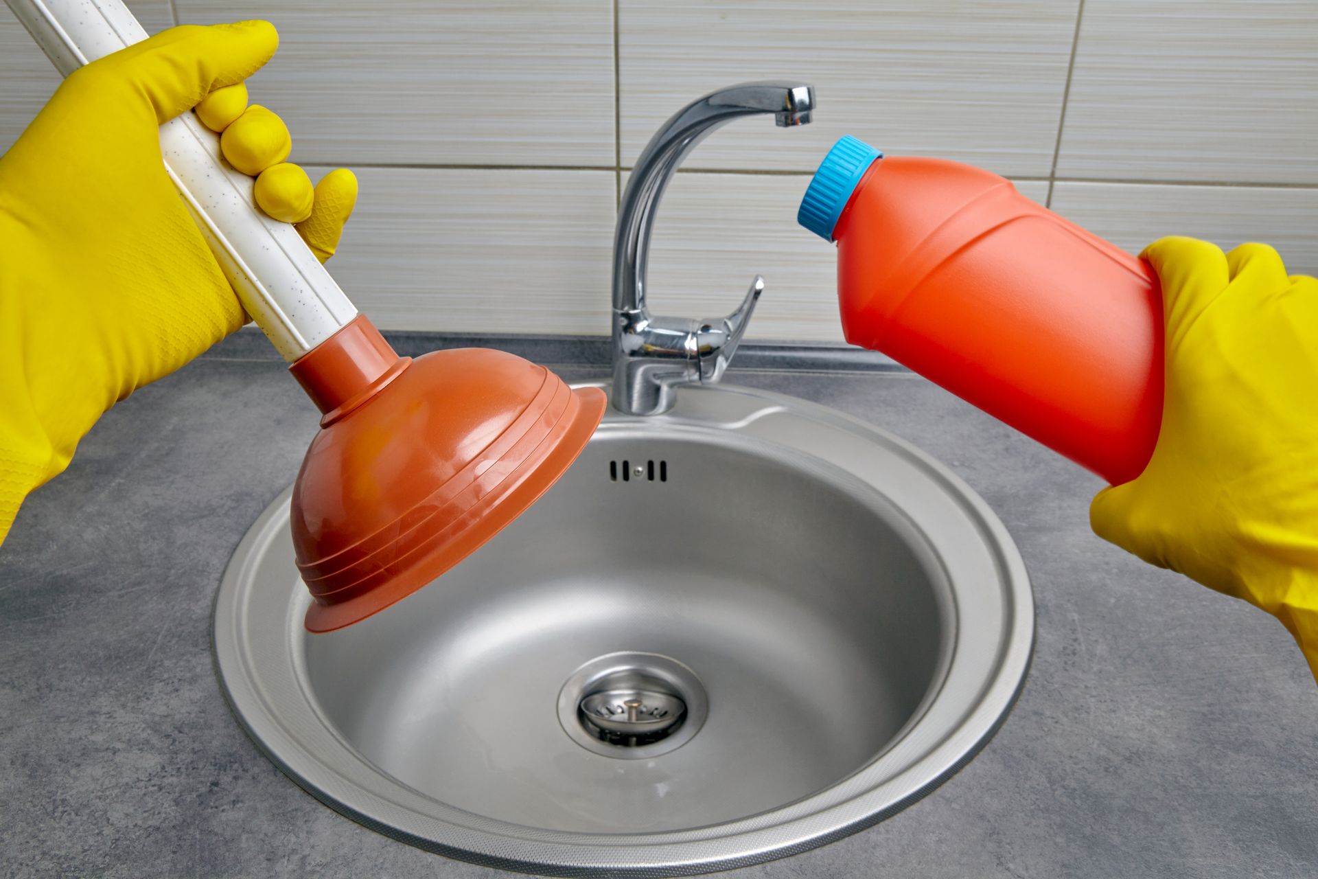 Close-up of Hands holding a plunger. Ultimate Drain Services, Inc. offers
commercial drain cleaning