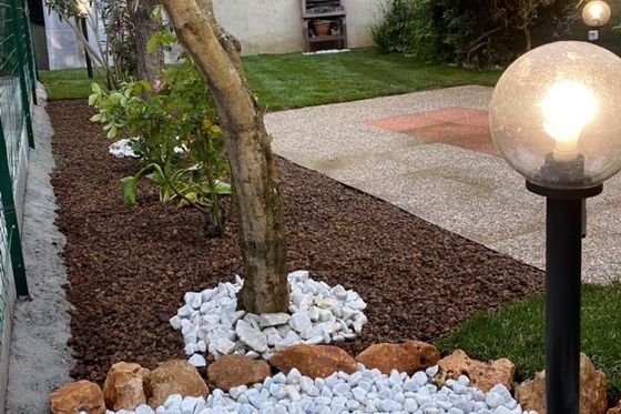 Giardino con alberi e pietre
