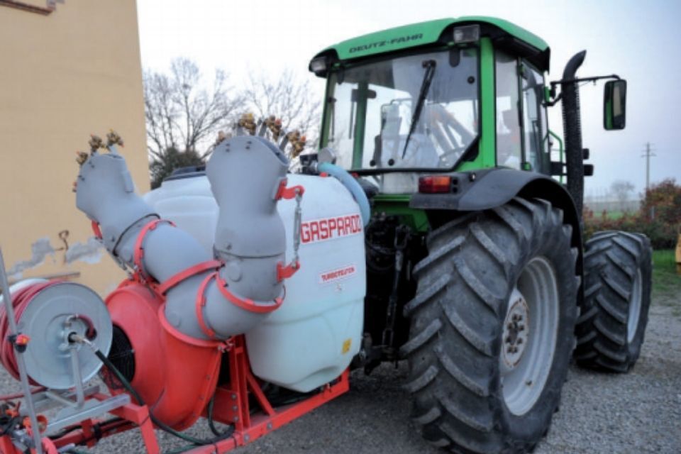 Trattore con attrezzatura per sanificazione