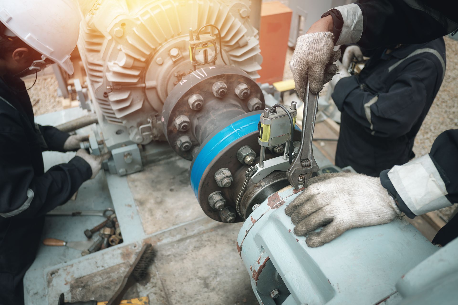 Deux hommes travaillent sur une machine dans une usine.