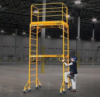 Andamio Metaltech tipo Perry de dos secciones para trabajos en altura en interiores industriales.