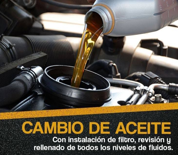 Mecánico realizando inspección bajo el capó