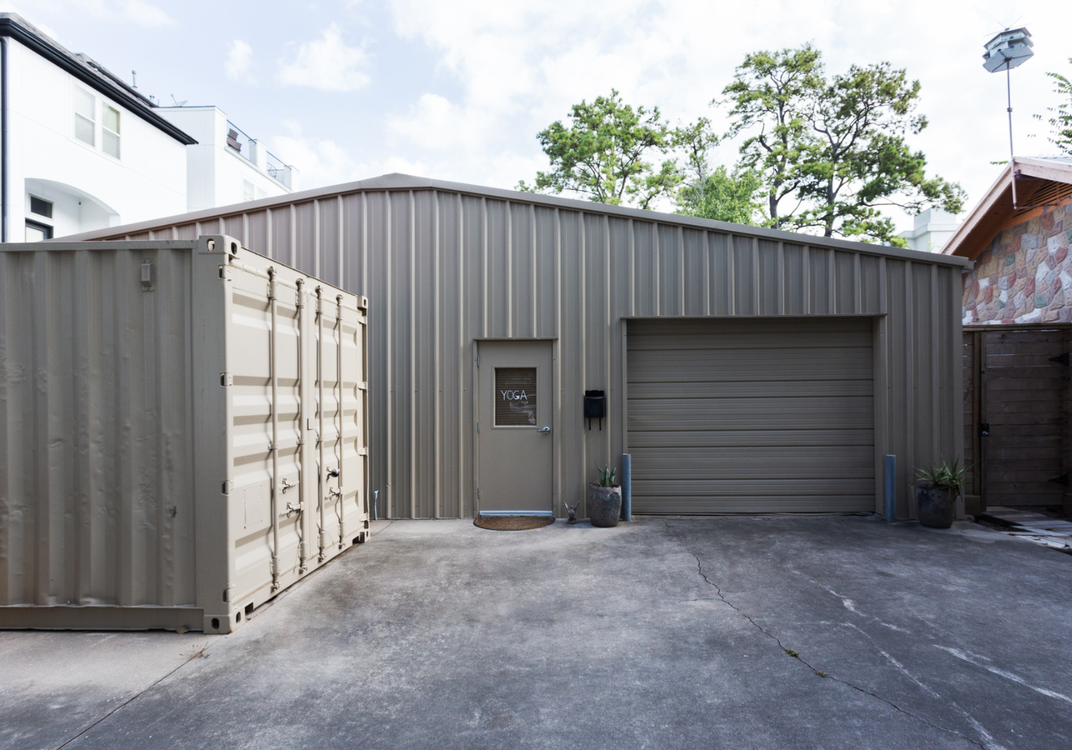 The front of the Madison Avery Studio building.