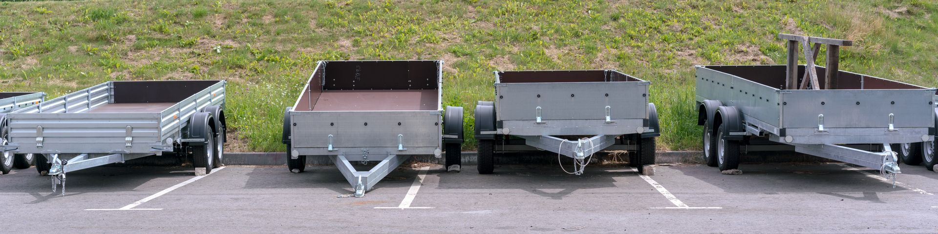 Un camion tire une remorque à laquelle est attachée une bétonnière.