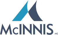 Un logo bleu et blanc pour mcinnis mc sur fond blanc