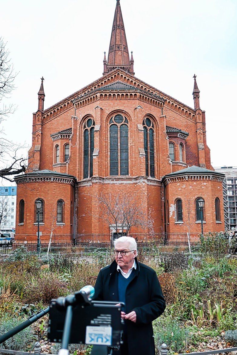Bundespräsident vor der Zwölf Apostelkirche Berlin