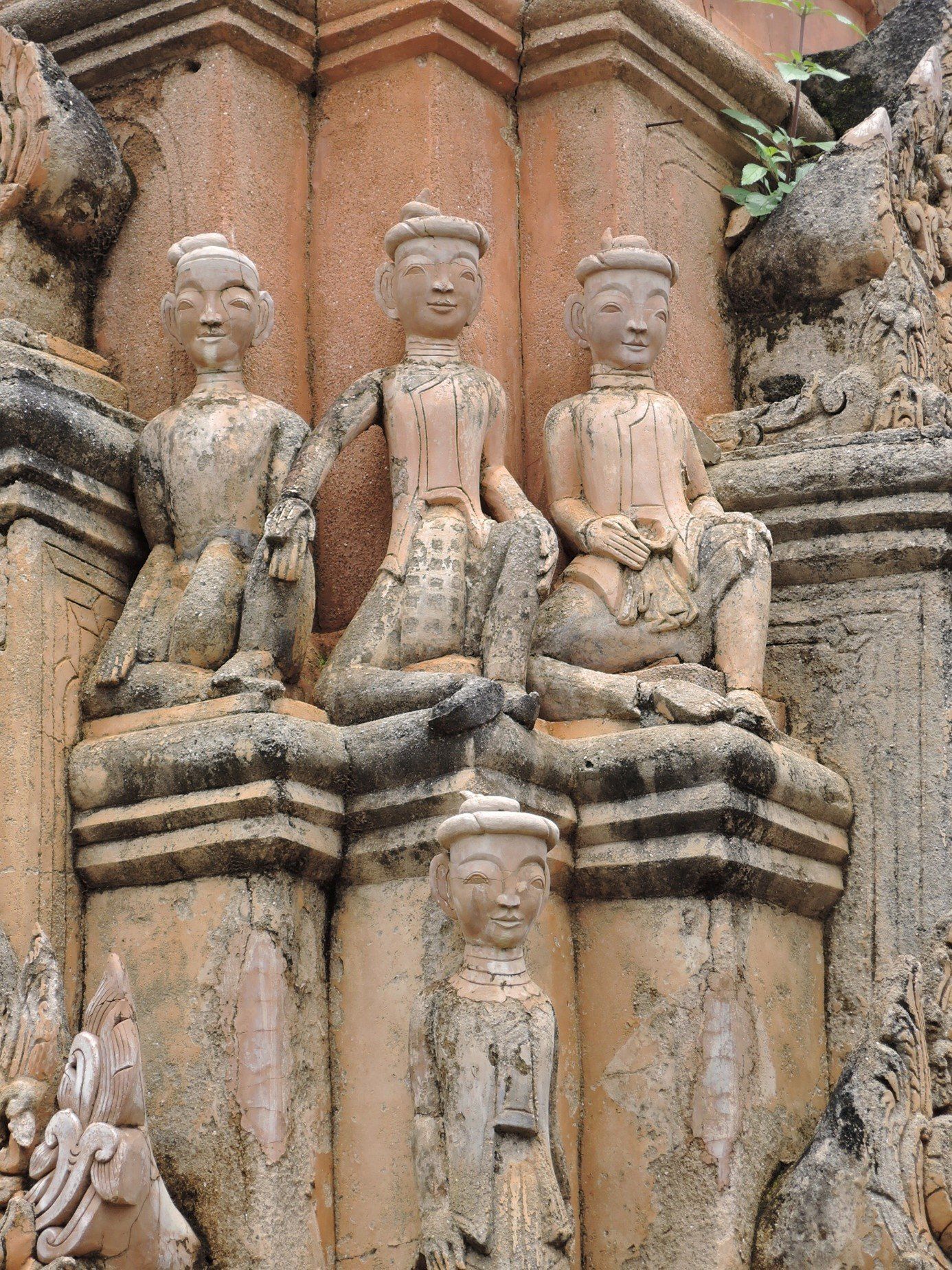 Chedi B589, tanzende Kinnari (mythologische Wesen)