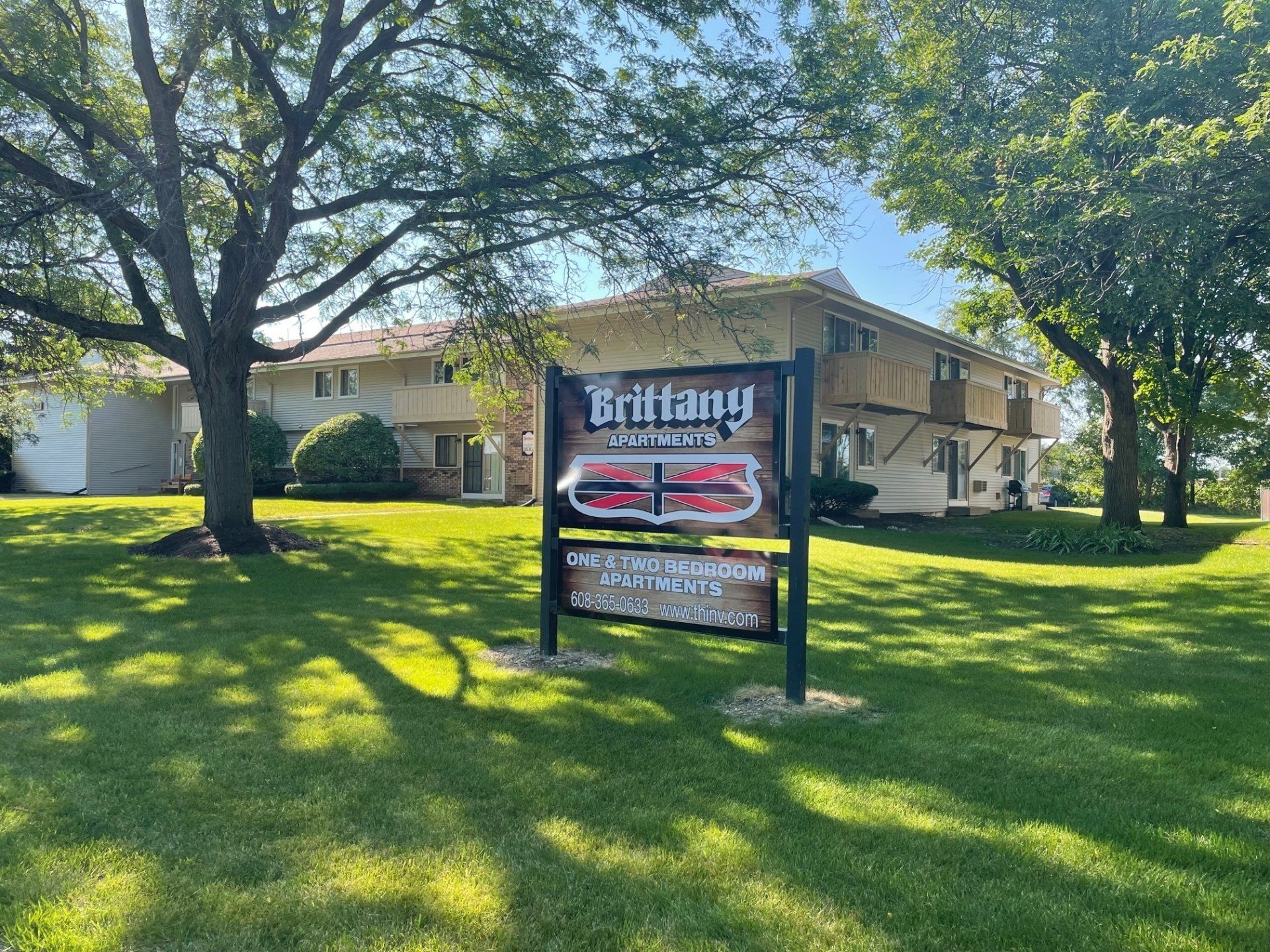 brittany apartments sign