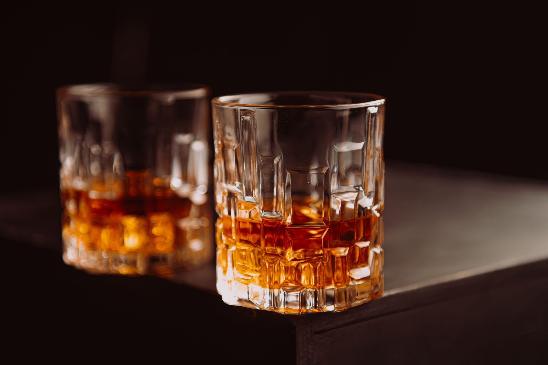 Logotipo dorado “BS” sobre fondo turquesa con el texto “WHISKY TASTING” y “photography festival”.