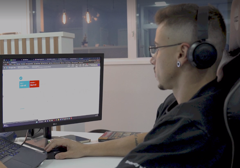 Homem trabalhando em um laptop; texto