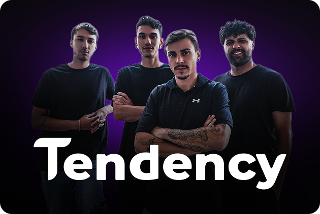 Quatro homens de camisa preta estão em frente a um fundo roxo com a palavra 