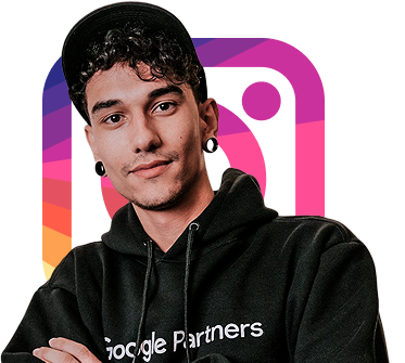 Homem com boné preto e moletom em frente ao logotipo do Instagram.