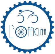 Un logo circolare blu e bianco con un bordo a forma di ingranaggio, un'icona stilizzata di un ciclista e la scritta