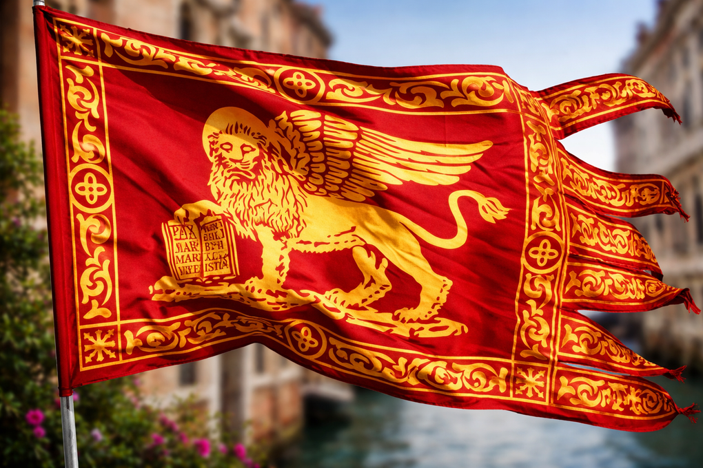La bandiera di Venezia, raffigurante un leone alato dorato che tiene in mano un libro su sfondo rosso con bordi decorati, sventola a Venezia.