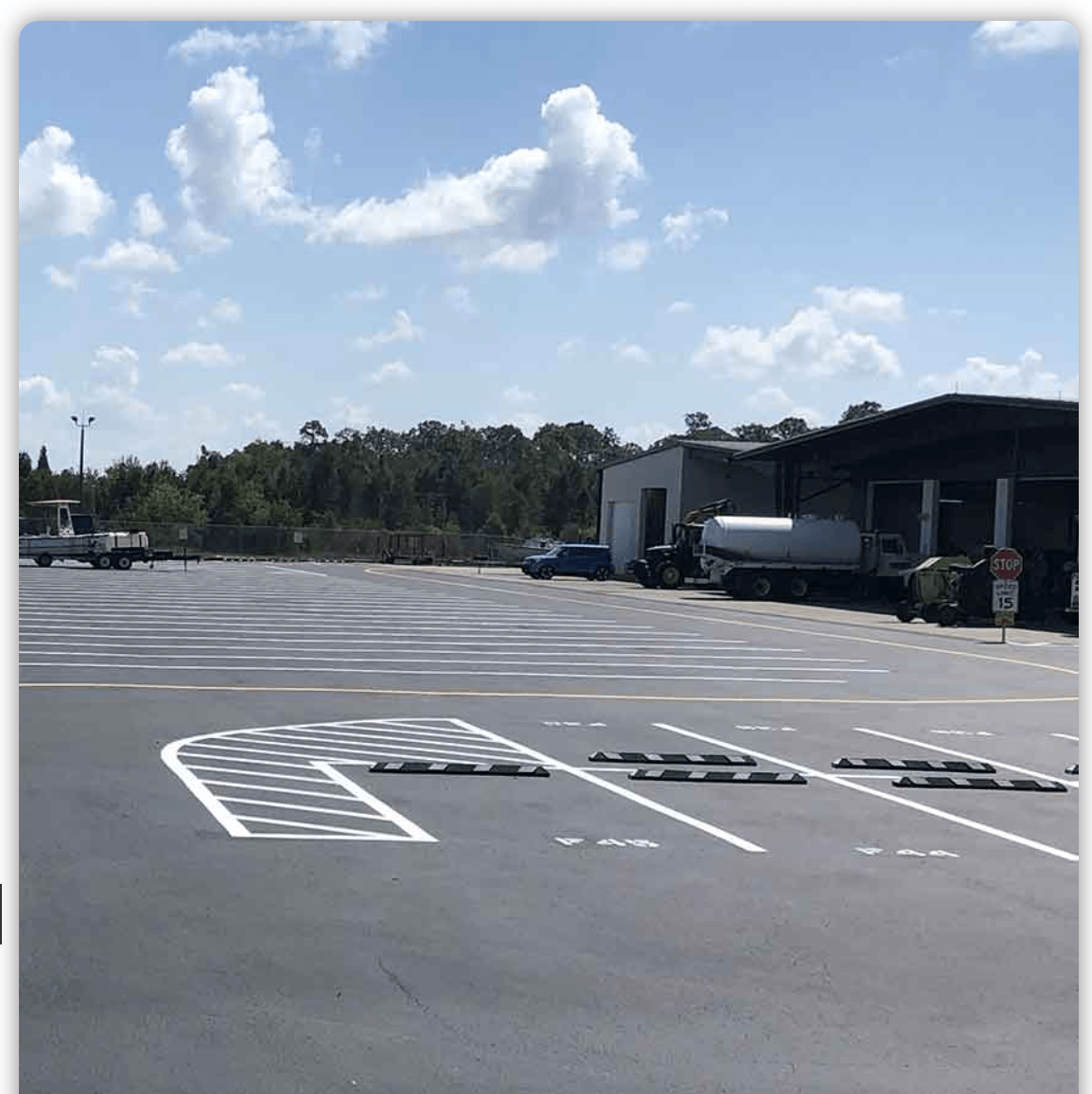 A parking lot with a white arrow pointing to the right