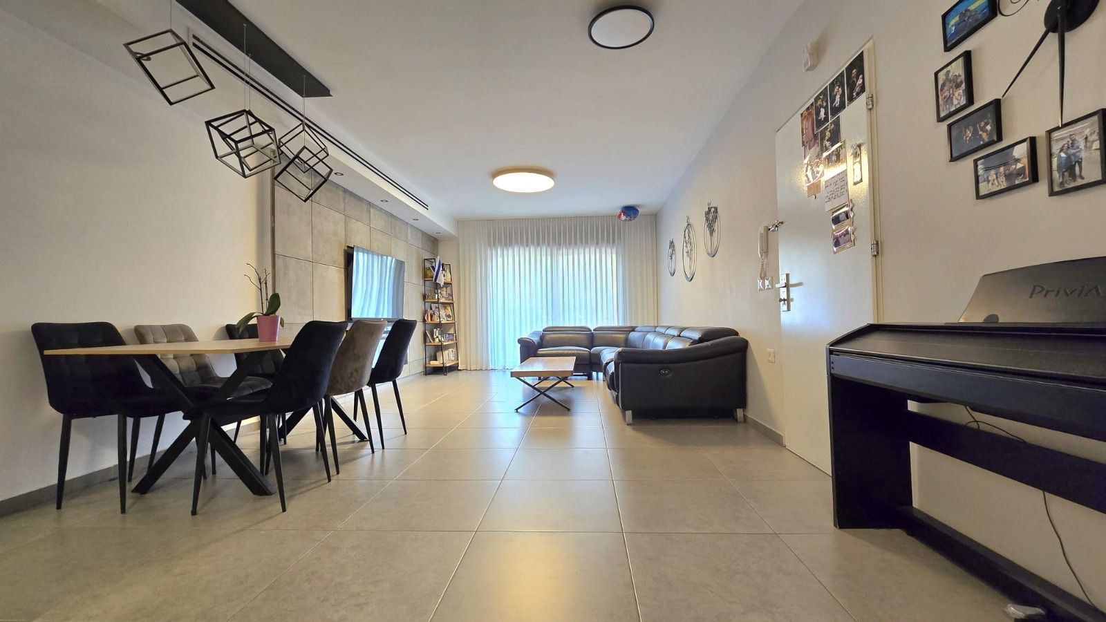 בשכונת הנביאים, ברחוב אלישע הנביא
דירת 4  חד' מושקעת ומרווחת