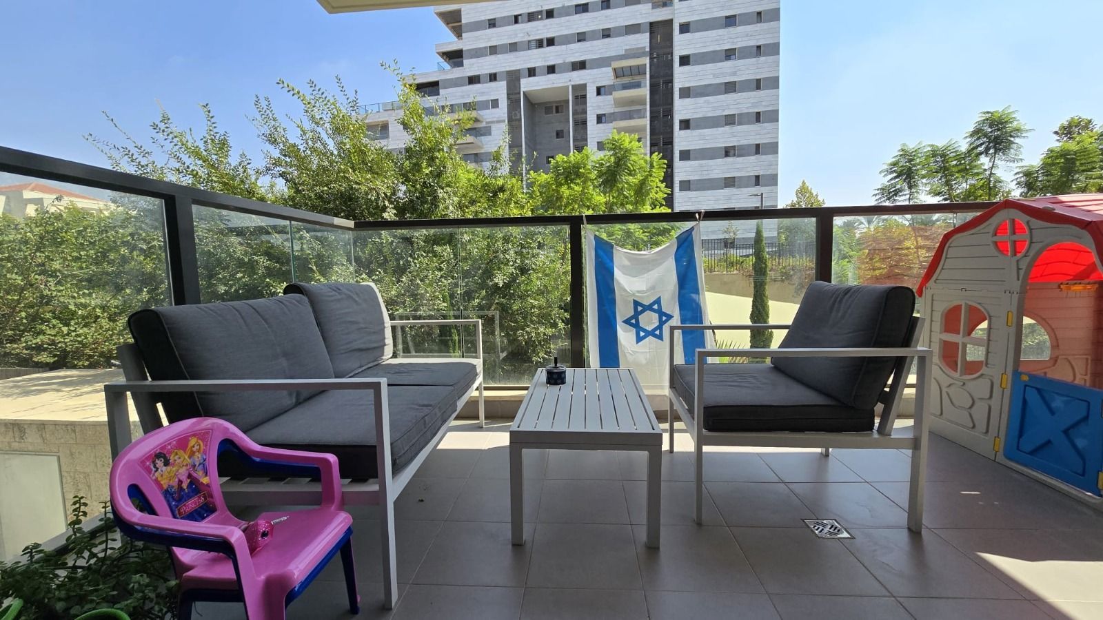 בשכונת הנביאים, ברחוב אלישע הנביא דירת 4  חד' מושקעת ומרווחת