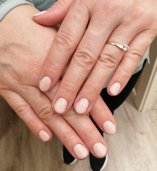 unghie con smalto rosa