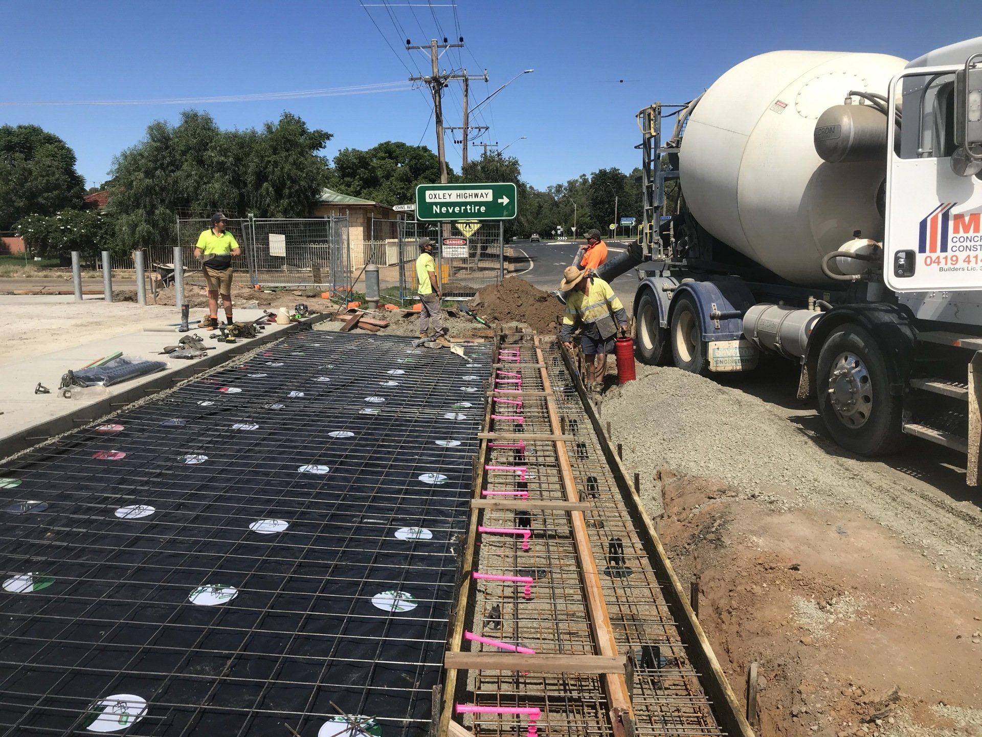 Men concreting - Building & Excavation in Narromine, NSW