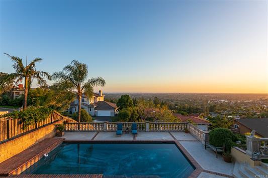 1402 Peacock Hill