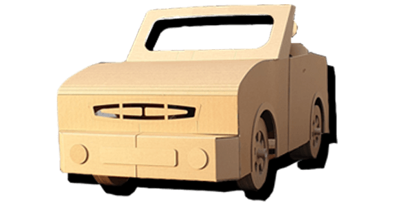 Een houten speelgoedauto met een zwart handvat op een witte achtergrond.
