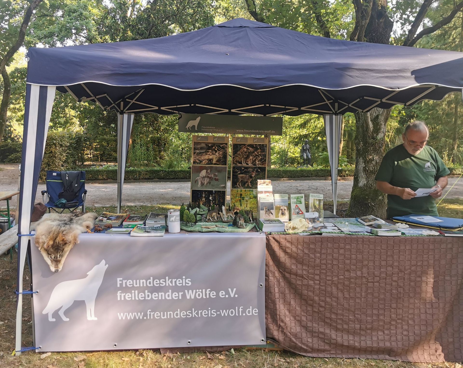 Bild 2 Infostand beim Artenschutztag im Zoo Rostock