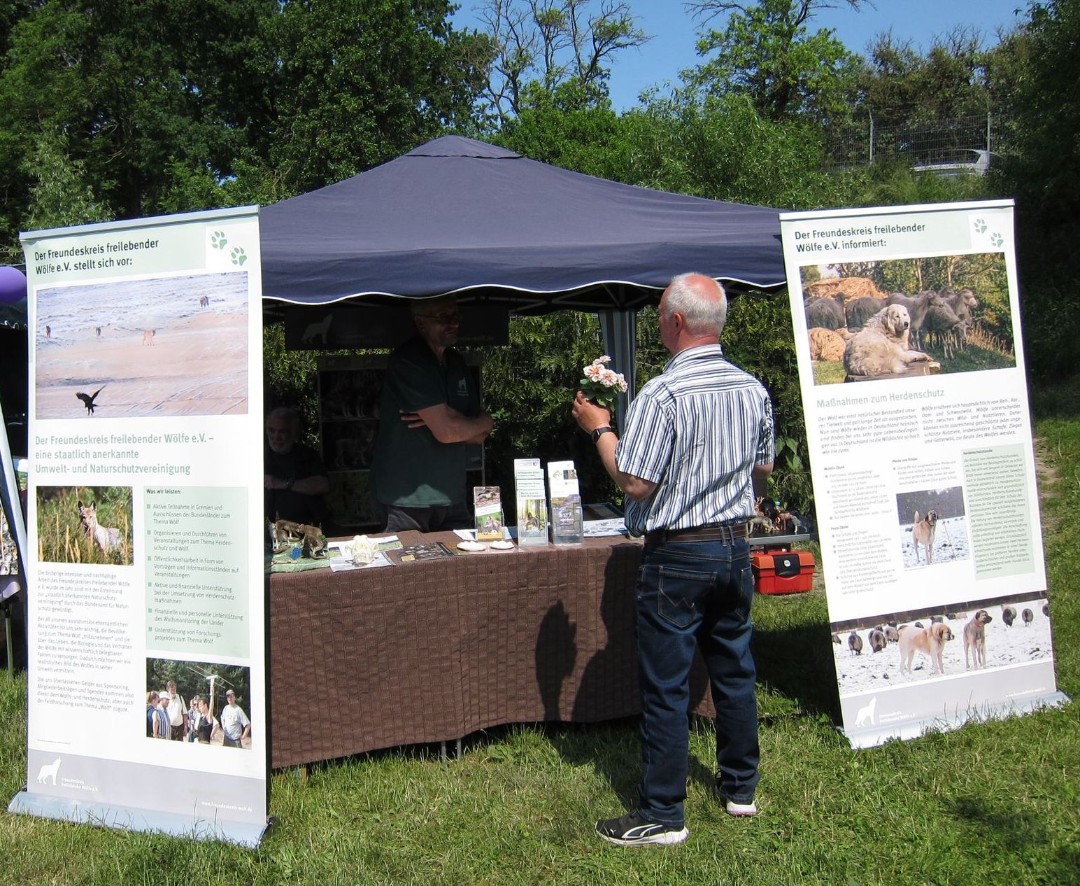 Bild  2 Infostand Tierheim Dorf Mecklenburg