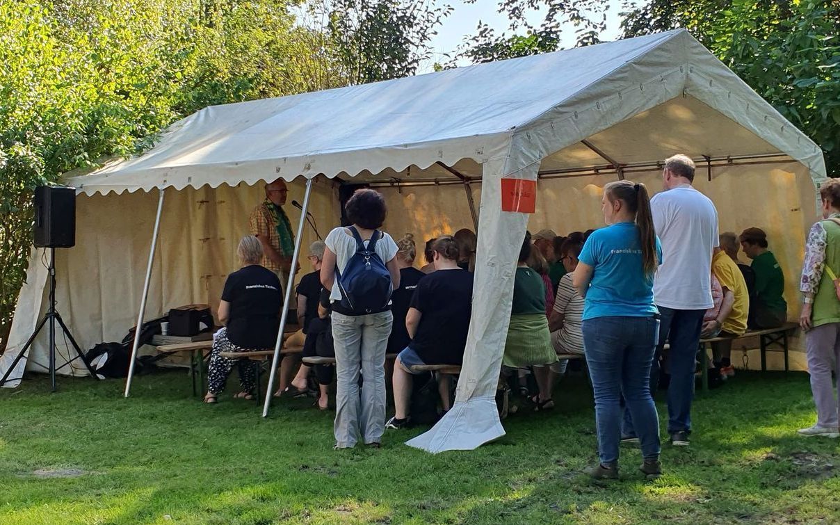 Bild  2 Infostand im Franziskustierheim Hamburg