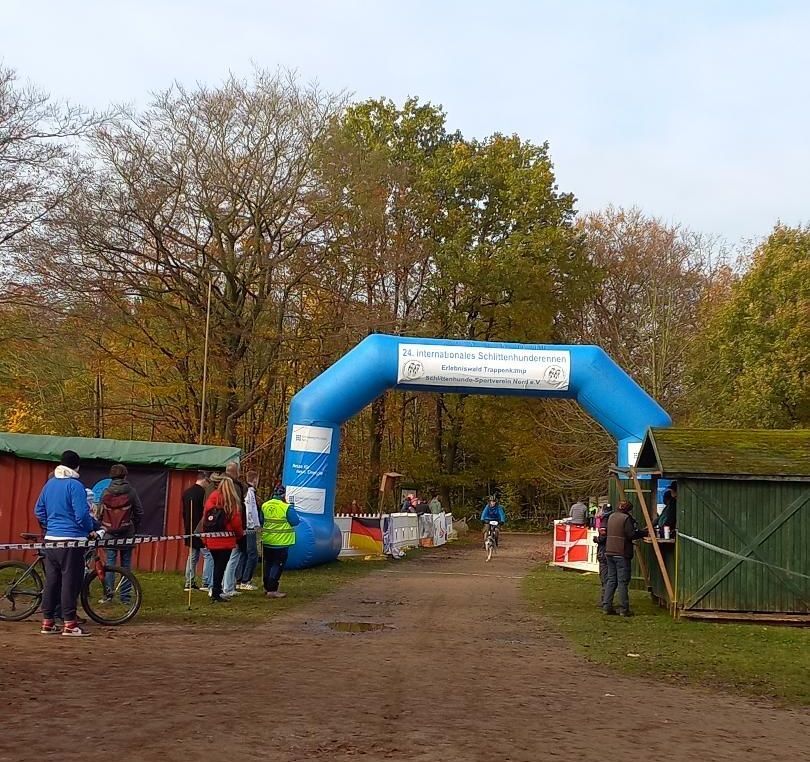 Bild 2 Infostand beim Zughunde-Wagenrennen