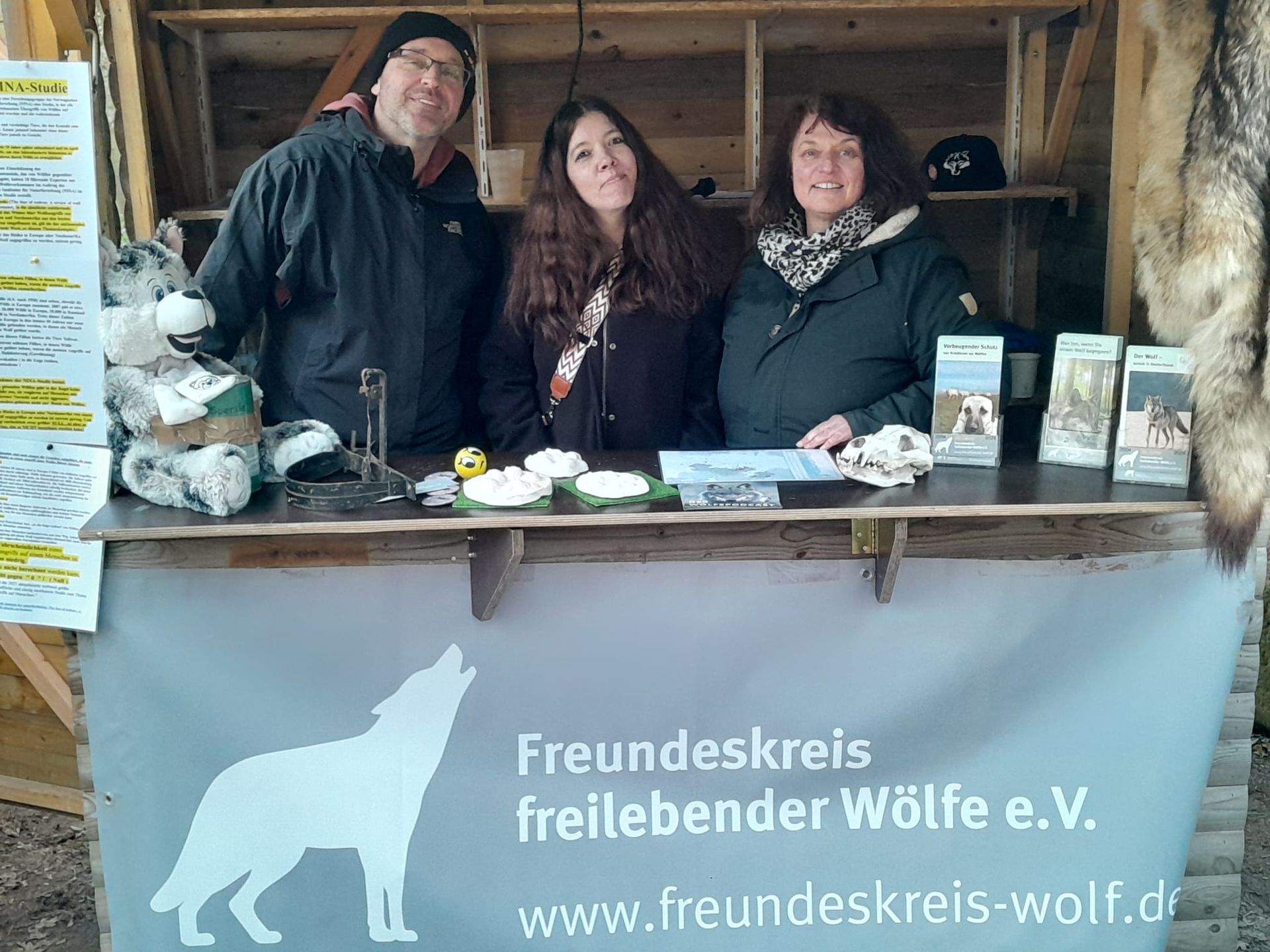 Bild Infostand bei den Eekholter Wolfsnächten Bild Infostand bei den Eekholter Wolfsnächten