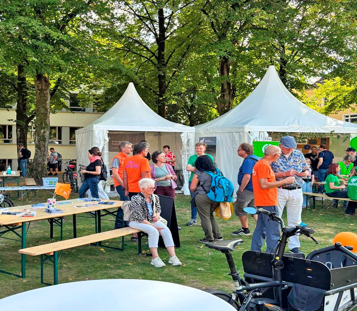 Bild INFO-Pavillon des Freundeskreises freilebender Wölfe e.V. beim Tag der Niedersachsen Bild INFO-Pavillon des Freundeskreises freilebender Wölfe e.V. beim Tag der Niedersachsen