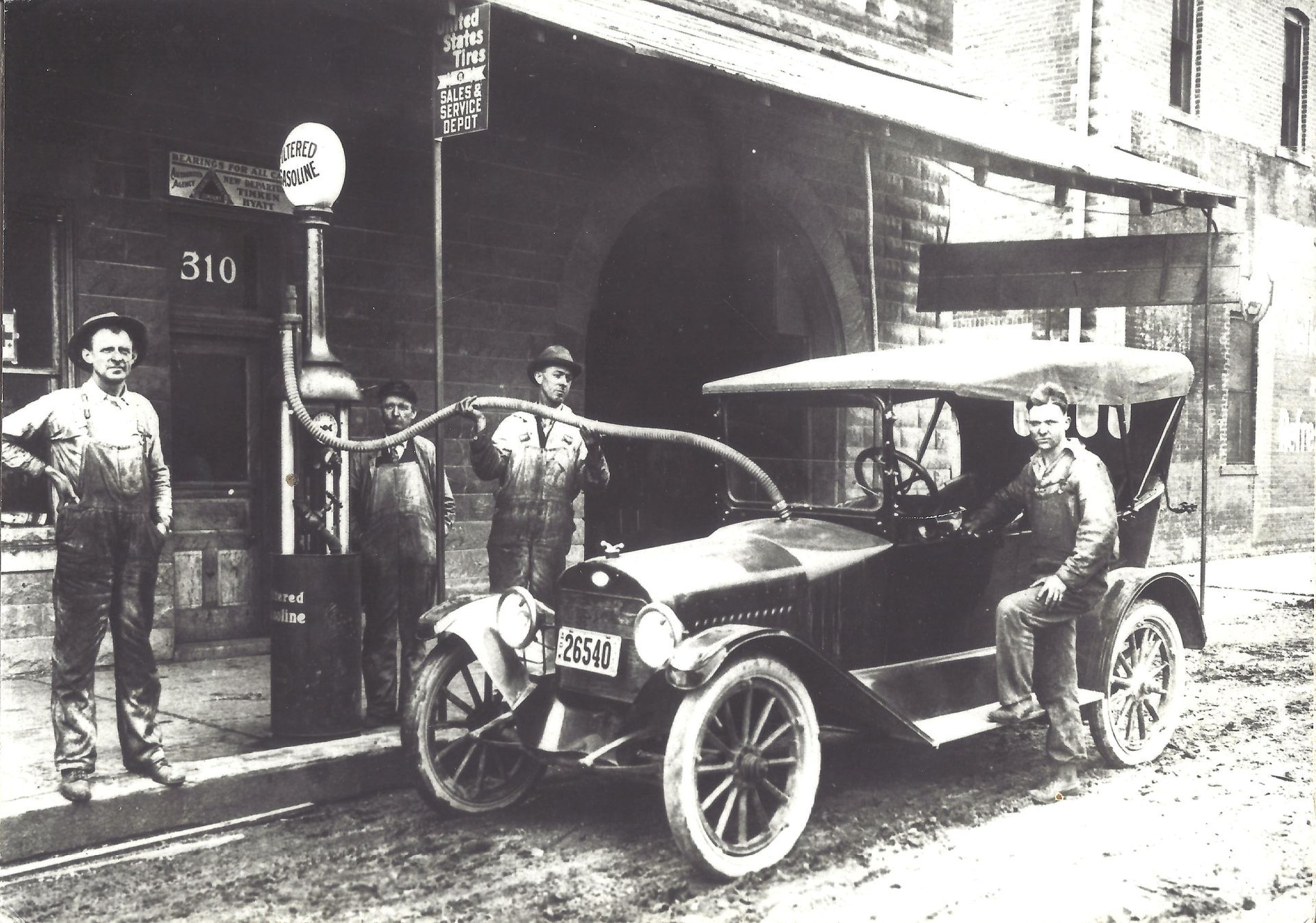 1918 photo of Greene County, AR residents standing around car