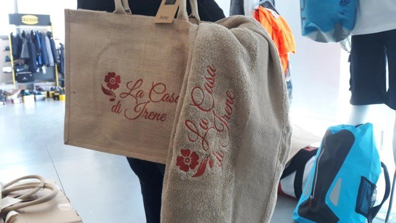 Ricamo su borsa