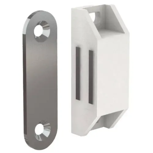 Ein weisser magnetischer Türverschluss mit einer daran befestigten Metallplatte.