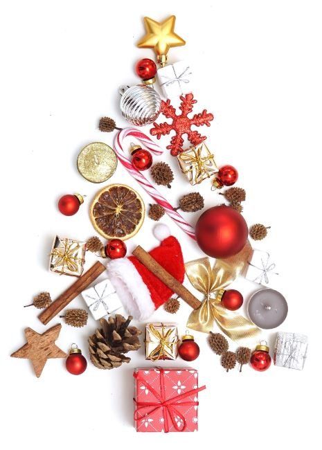 Ein Weihnachtsbaum aus Dekorationen auf weißem Hintergrund