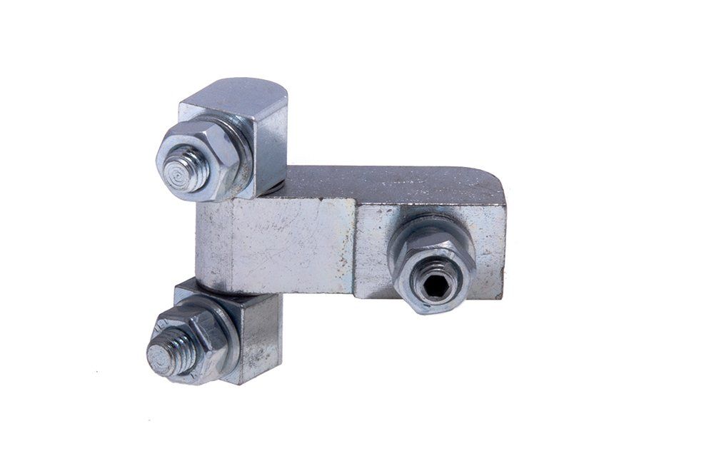 Eine Nahaufnahme eines Metallstücks mit Schrauben und Muttern auf weißem Hintergrund.