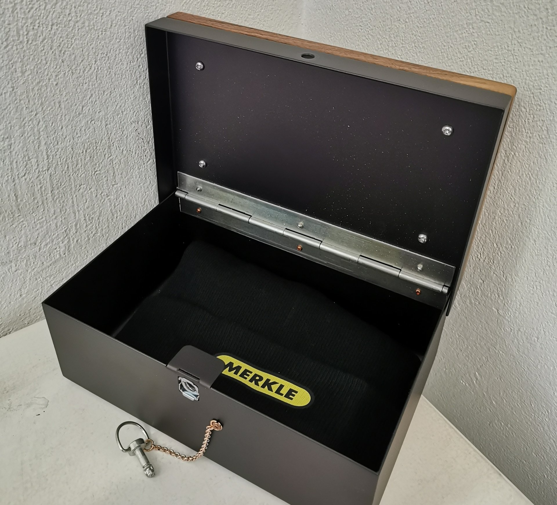 Eine schwarze Merkle-Box mit offenem Deckel