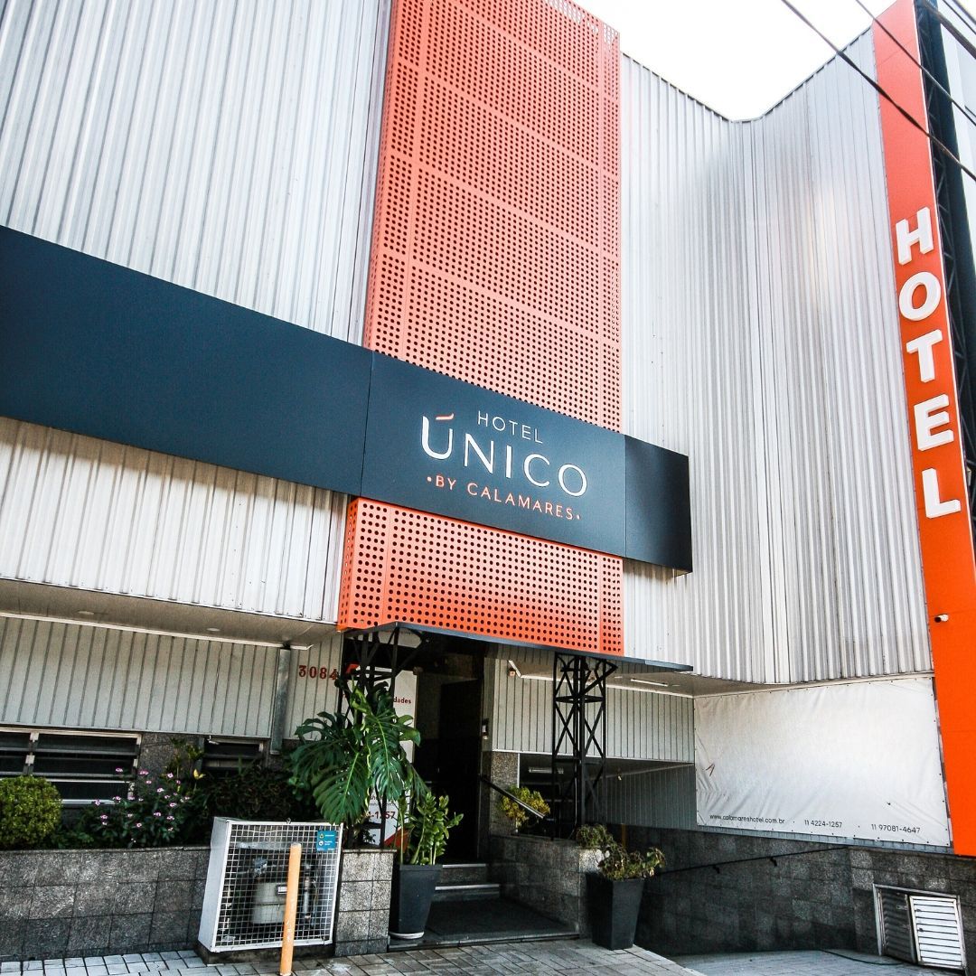 Um hotel com uma placa que diz hotel unico