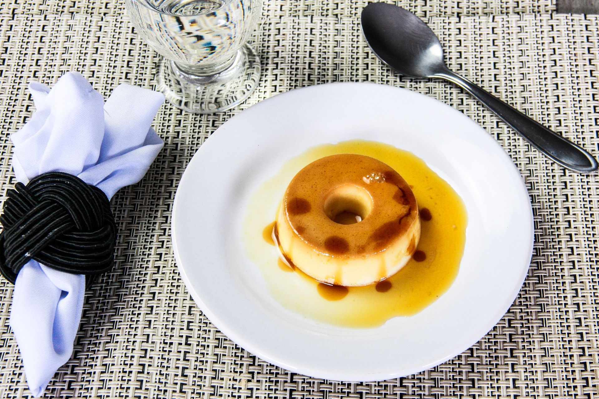 Um prato branco coberto com uma sobremesa e uma colher